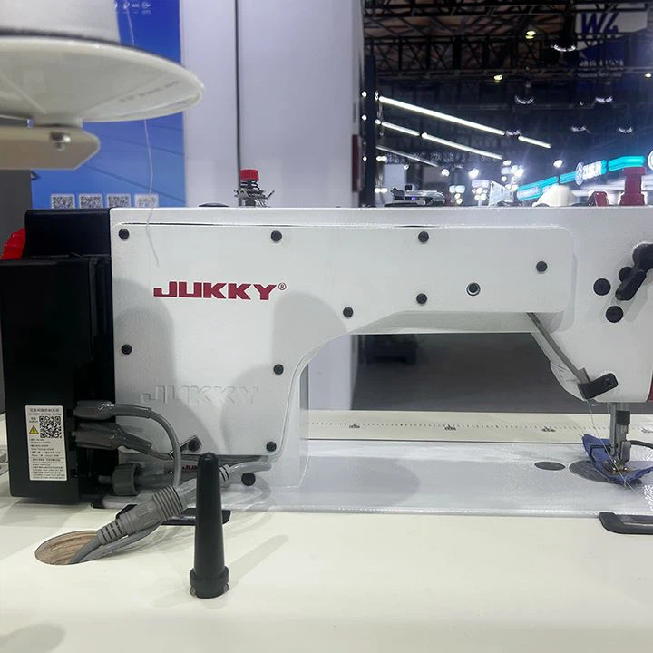 New Model Industrial Lockstitch Sewing Machine With Servo Motor factory